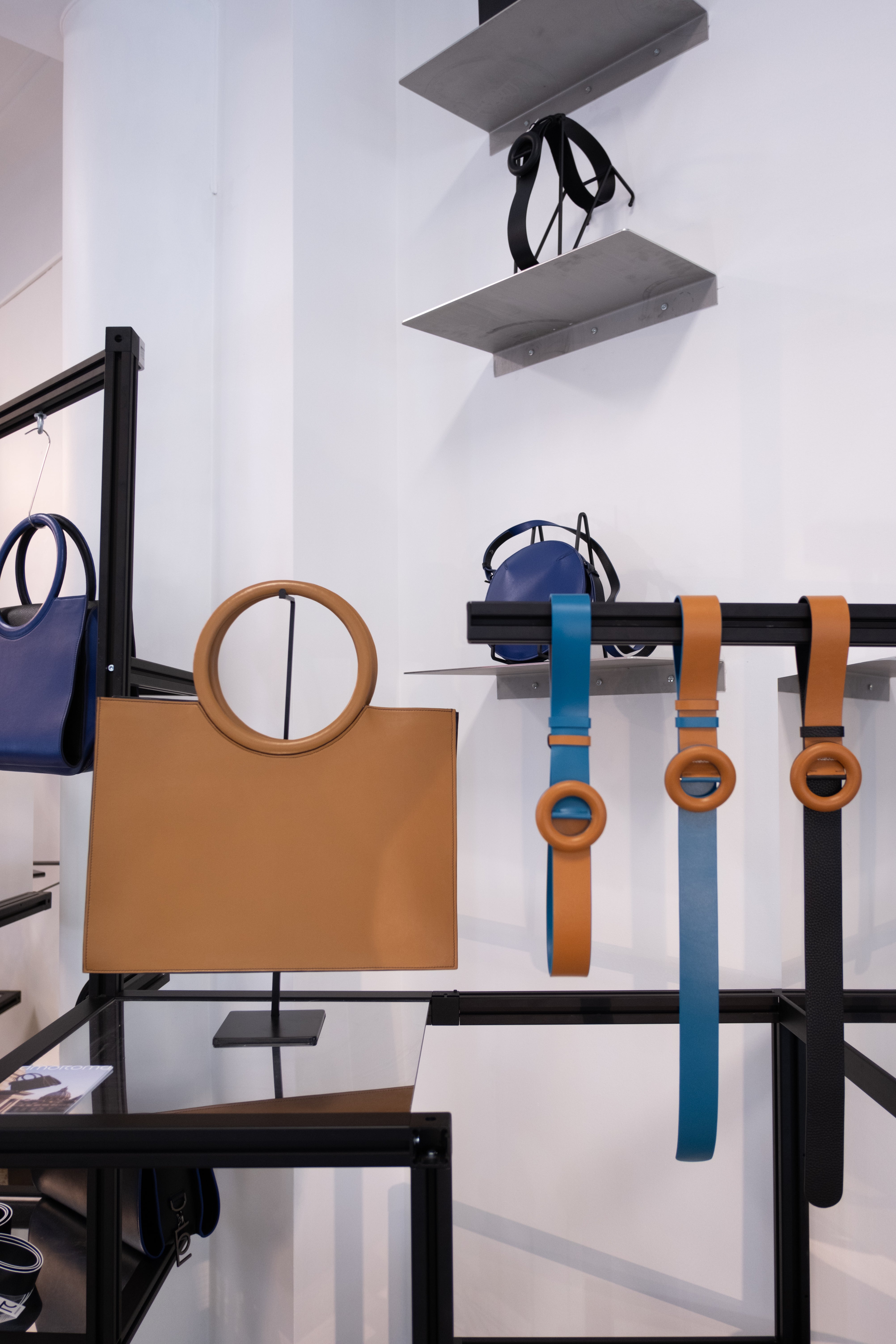 Boutique amoroma : venez essayer nos différentes tailles de the Belt 